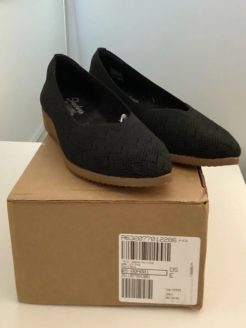 \Skechers\ NWT Cleo Knit Slip-Ons